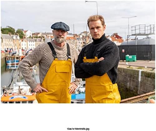 Balıkçı teçhizatıyla rıhtımda duran Graham McTavish ve Sam Heughan - (Etekli Adamlar) - 8 inç x 10 inç FOTOĞRAF Sanatçısı