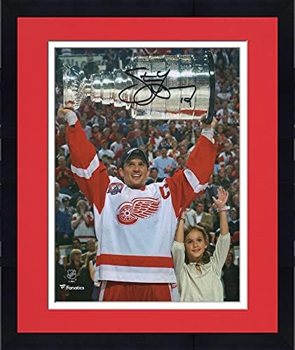 Çerçeveli Steve Yzerman Detroit Red Wings İmzalı 8 x 10 Yükseltme Kupası Fotoğrafı-İmzalı NHL Fotoğrafları